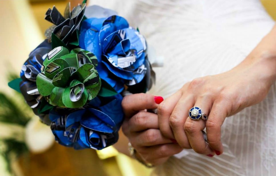 Uptown Diamond R2 D2-Ring, von der Braut getragen