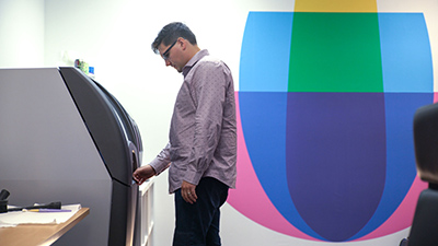 Joe Dougherty, Design Department Manager bei ARC North America, überprüft einen 3D-Druckprozess am ProJet 260Plus. Der 3D-Drucker ist umweltfreundlich und ermöglicht eine sichere Nutzung in einem Büroumfeld.
