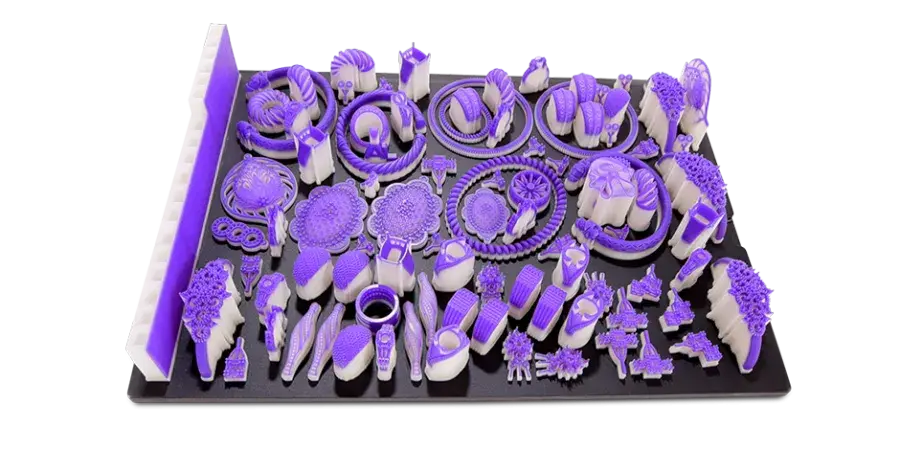 Ein Tablett mit Guss-Schmuckteilen