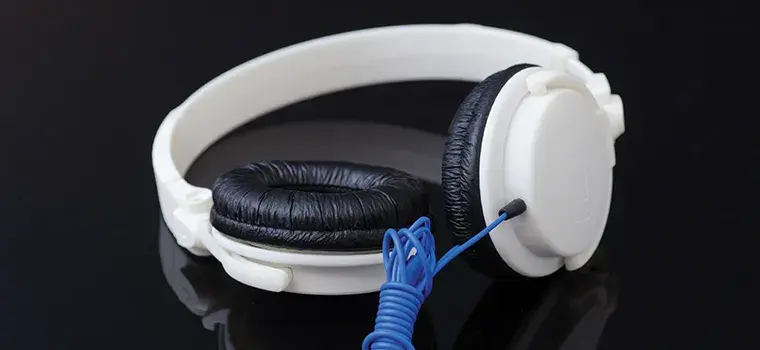 In 3D gedrucktes Kunststoff-Kopfhörergehäuse auf dem ProJet 3600 von 3D Systems