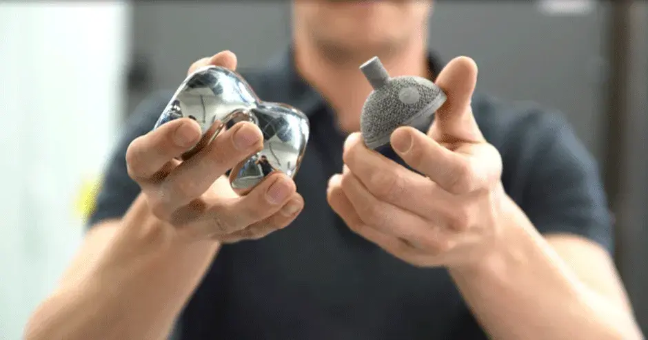 3D Systems Medizinische Fachkraft hält Hüftpfanne und Knie in den Händen