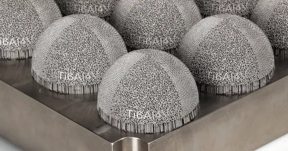 DMP-Hüftpfannen aus Titan von 3D Systems für das Gesundheitswesen auf der Druckplatte