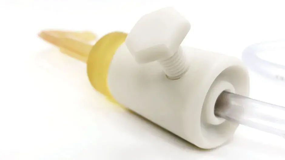 Ein starres weißes Material für Anwendungen, die Biokompatibilität und/oder thermische Beständigkeit erfordern. Es liefert Teile mit gestochen scharfen Details, die sterilisiert und bei hohen Temperaturen über 100 °C getestet werden können.