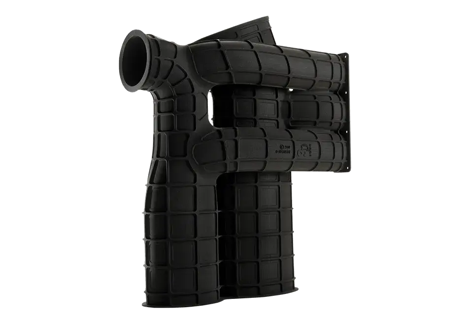 Eine 3D-gedruckte, schwarze Leitung aus Polyamid für Luft- und Raumfahrtzwecke