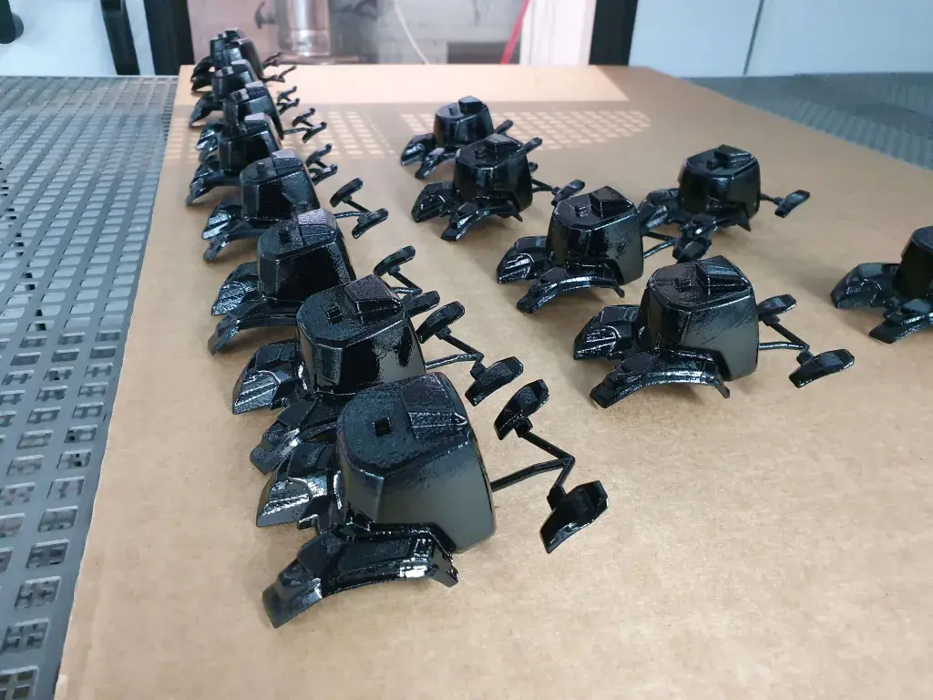 Glänzende Oberflächengüte der SLS-Teile von Steyr Tractors vor der Montage durch die On-Demand-Fertigungsservices von 3D Systems