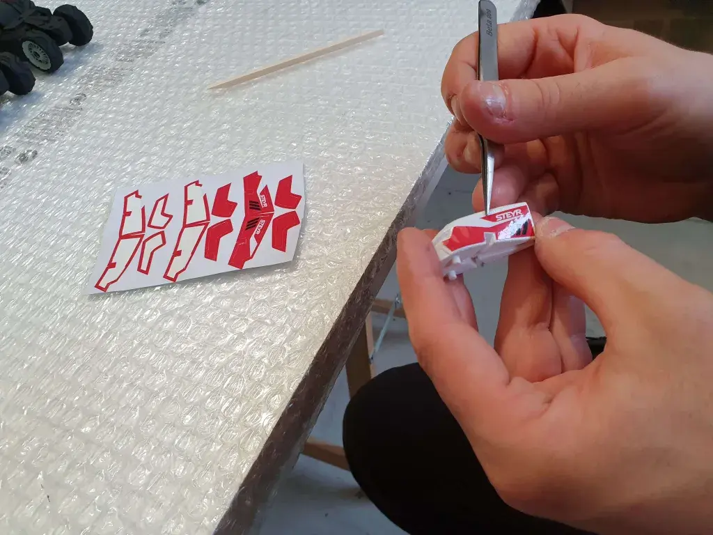 Hinzufügen von Aufklebern auf dem von den On-Demand-Fertigungsservices von 3D Systems gefertigten Anschauungsmodell von Steyr Tractors