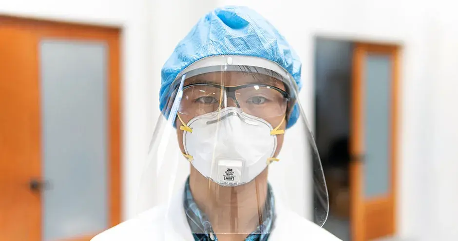 Gesichtsschutz und Haube für größeren Schutz.