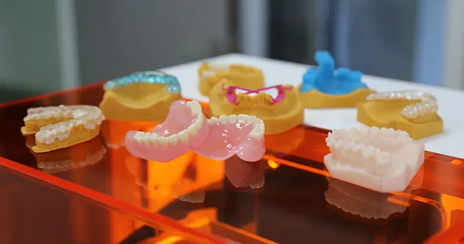Auswahl 3D-gedruckter Zahnformen, Zahnteile und Zahnprothesen