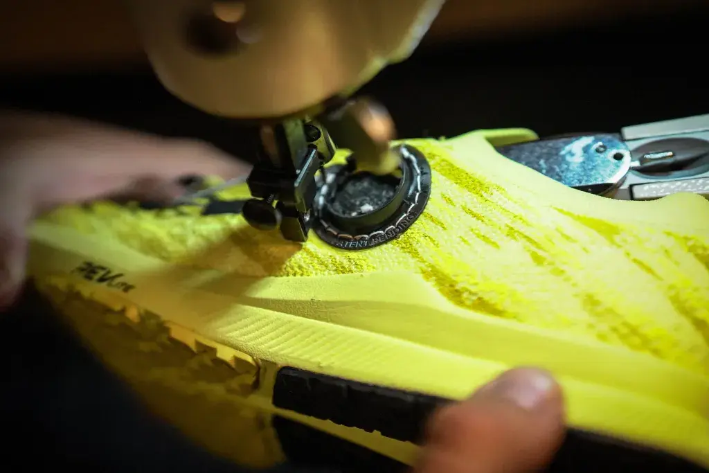 Figure 4-Prototyp für BOA Fit System, der auf einen Schuh genäht wird