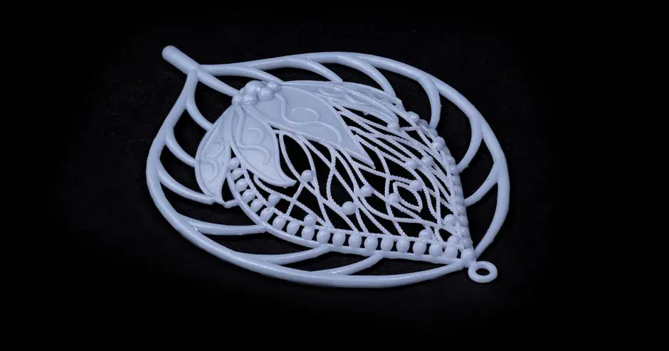 figure 4 jewel master gray anhänger auf schwarzem hintergrund