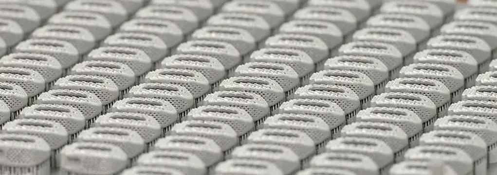 Produktions-Druckteil von 3D-gedruckten Wirbelsäulenimplantaten aus Metall bei rms