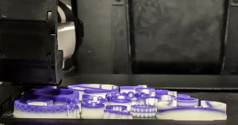 Drucker mit einer Druckplattform mit einem Sortiment von Schmuckbildern, was Zuverlässigkeit illustrieren soll