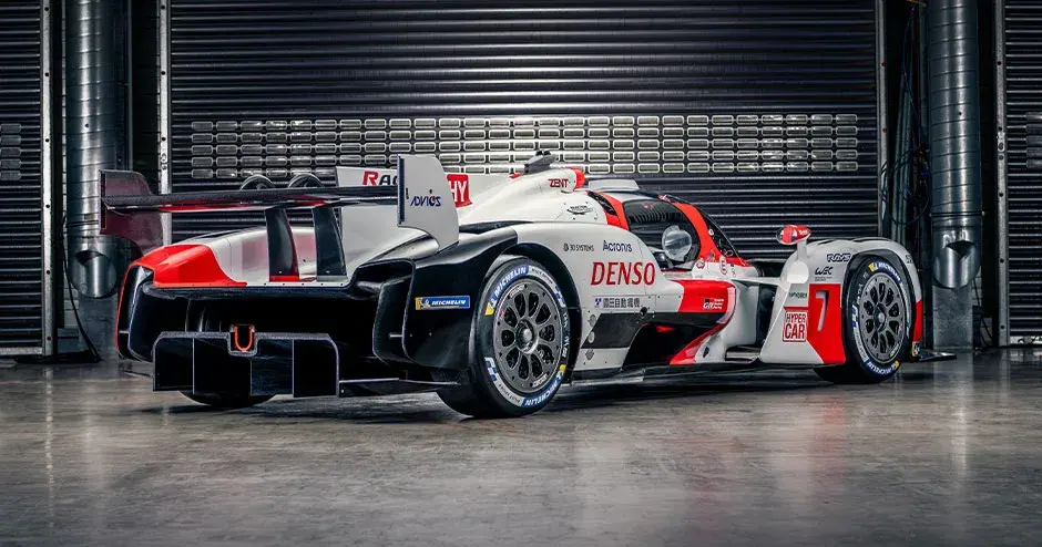 Rennwagen in einer Halle