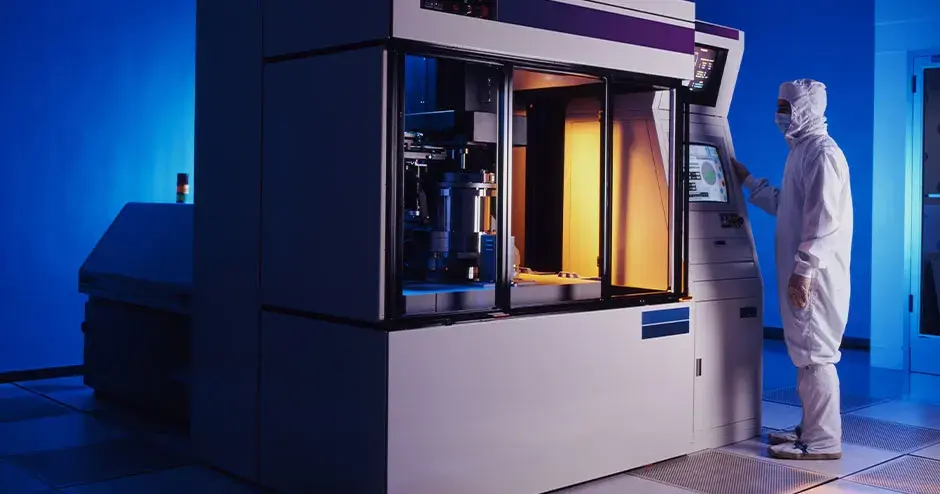 Ein Mitarbeiter neben einem 3D-Drucker