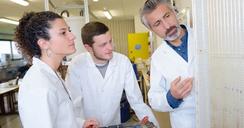 3 Mitarbeiter bei einem Arbeitsgespräch