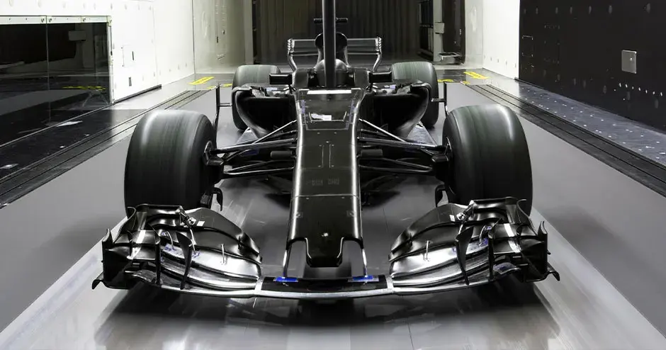 ein Rennwagen im Windkanal