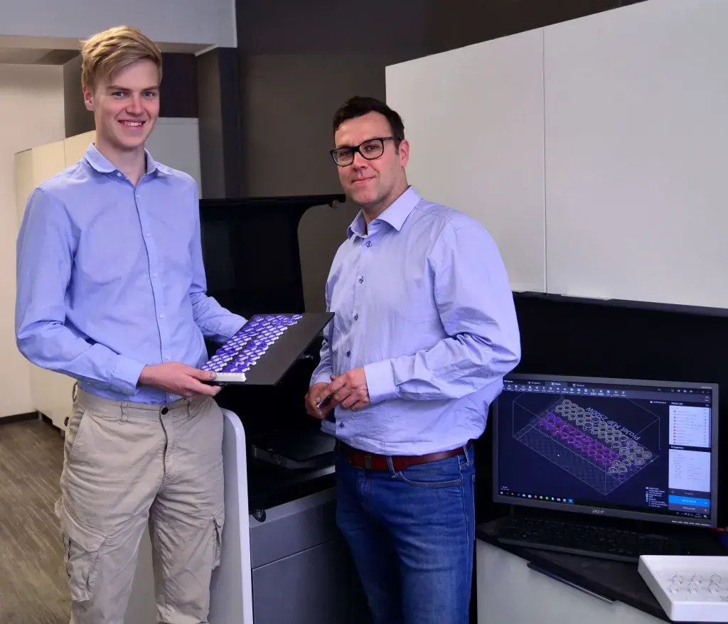 Inhaber von Narsakka OY mit 3D-gedruckten Wachsgussmodellen