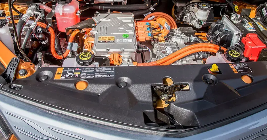 unter der motorhaube eines orangefarbenen elektroautos, technologie der zukunft