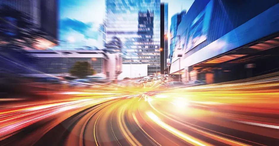 Abstrakter Hintergrund mit schnellen Technologien und nächtlichen Stadtszenen