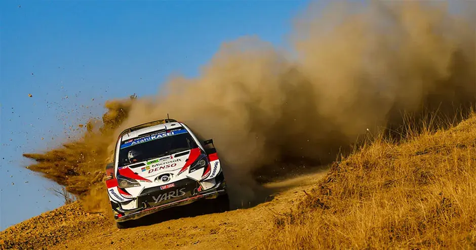 autorennen, eine riesige staubwolke hinter sich lassend