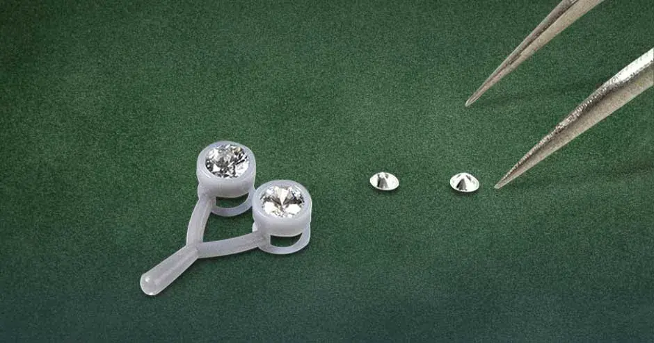 figure 4 jewel master gry jewelry anhänger und steinbesatz auf grünem samt