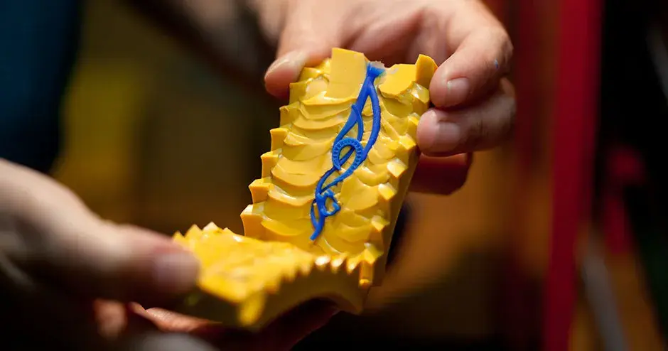 blauer wachsanhänger in einer gelben gummiform