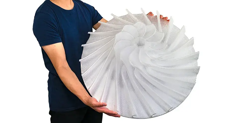 ein Mann, der ein Laufrad hält