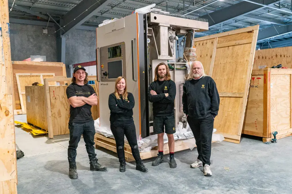 Das Team von Rodin Cars beim Auspacken seines neuen DMP Factory 500