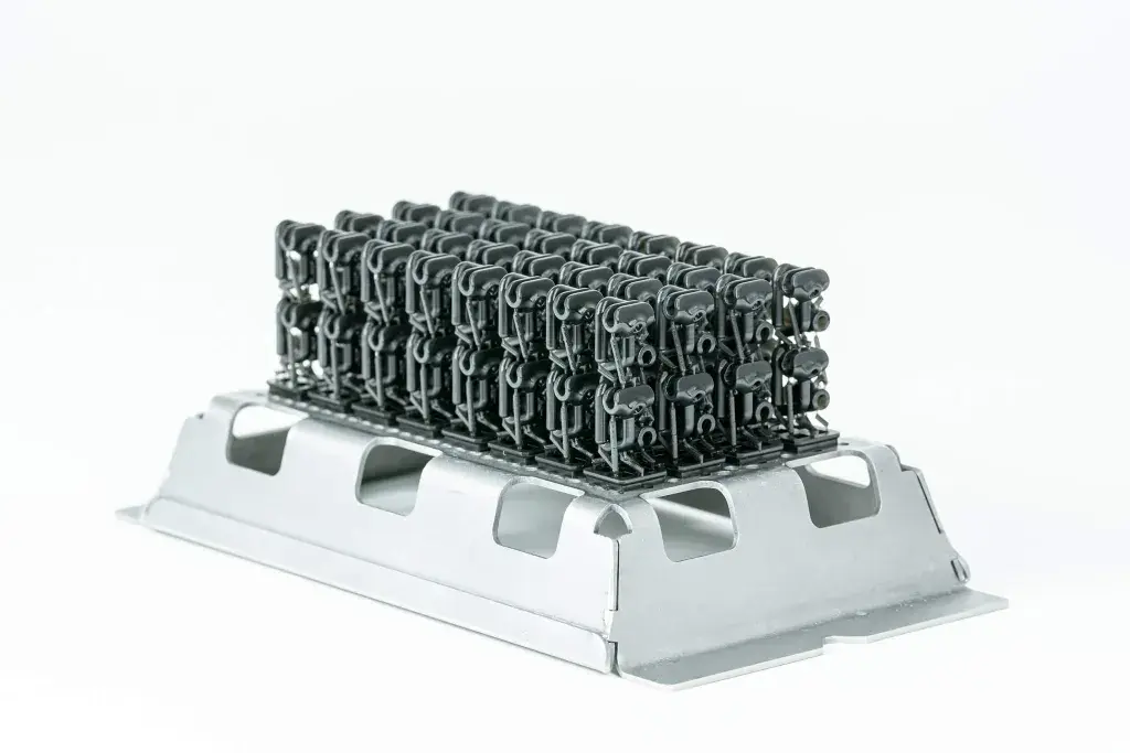 Bauplatte eines Figure 4, gefüllt mit im Stapel 3D-gedruckten Teilen