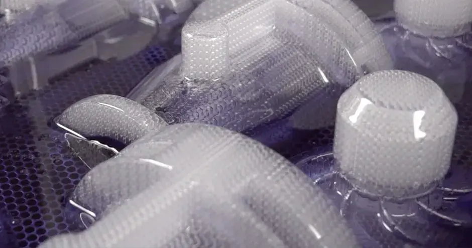 3D-gedruckte Feingussteile, die aus einem 3D-Drucker kommen