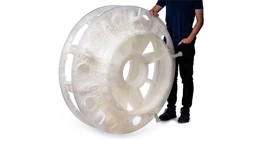 ein Mann neben einem QuickCast-Modell eines Gehäuses