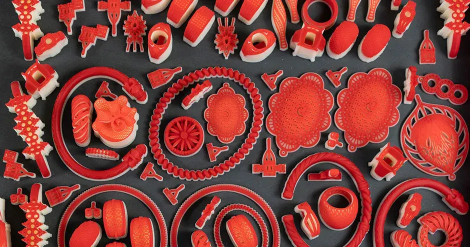 In VisiJet Wax Jewel Red gedruckte Formen auf einer vollen Platte