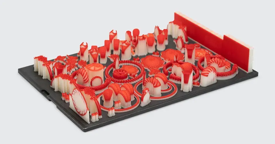 In VisiJet Wax Jewel Red gedruckte Schmuckformen auf einer Platte