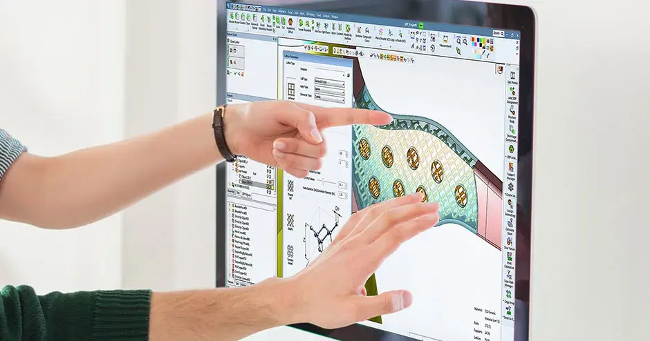 2 Personen, die auf einen Computerbildschirm zeigen