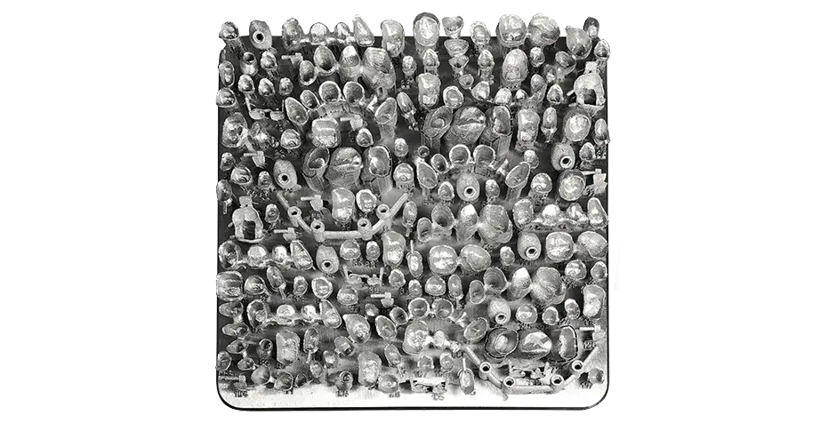 Eine Druckplatte mit Zahnkronenbrücken aus LaserForm CoCr auf einem 3D-Drucker des Typs DMP Flex 200