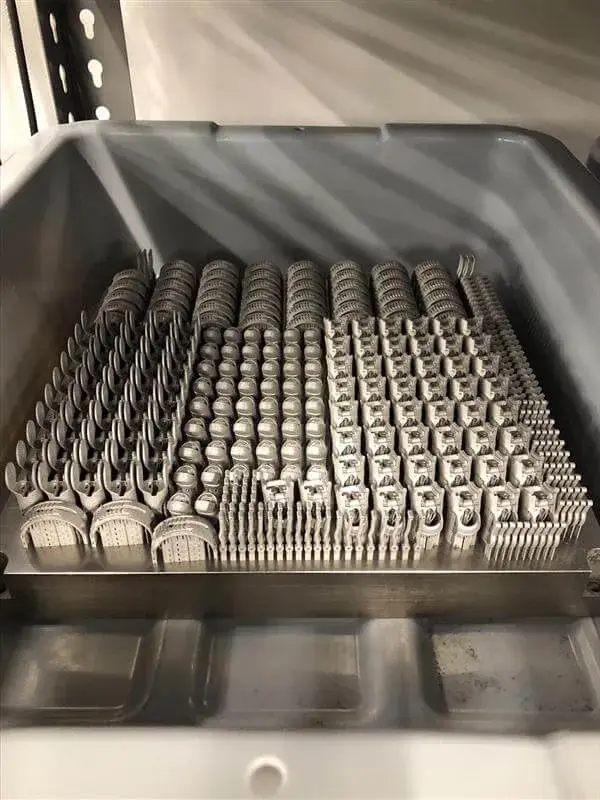 Druckmagazin mit 3D-gedruckten Teile aus Metall für die Teilhandprothesen von Point Designs