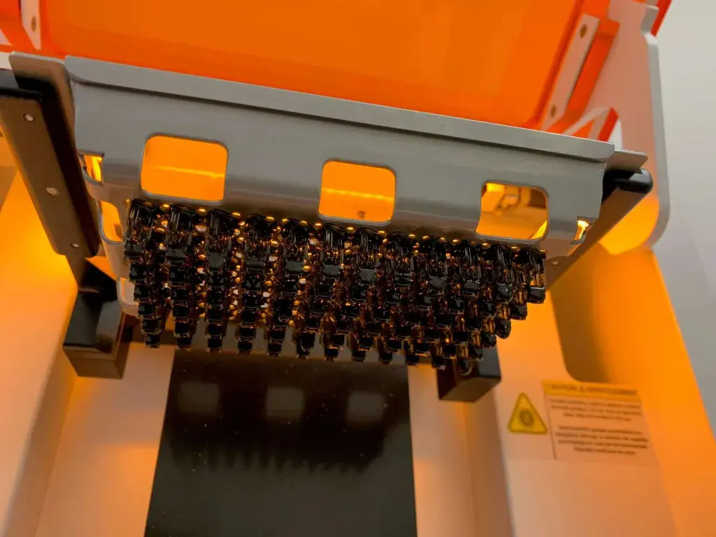 Druckplatte eines 3D-Druckers des Typs Figure 4 Standalone bei WS Audiology, befüllt mit Teilen