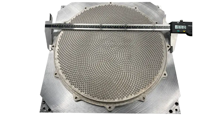 Ein 3D-gedruckter Showerhead mit einem Lineal darüber, das die Abmessungen anzeigt