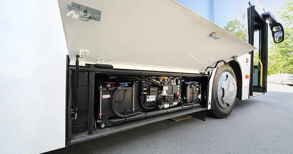 Ansicht eines kompakten Batterie- und Elektronikfachs unter einem Elektrobus