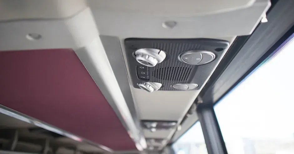 Multifunktionales Bedienfeld über dem Fahrgastsitz