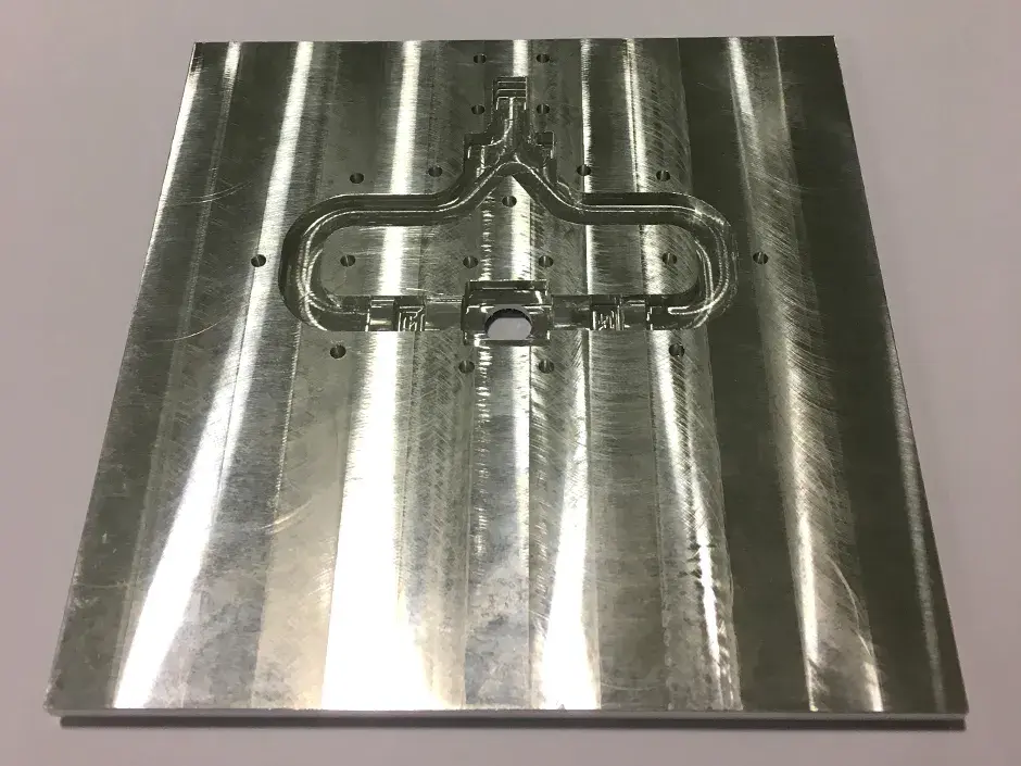 Grundplatte für Halbleiter-HF-Waveguides