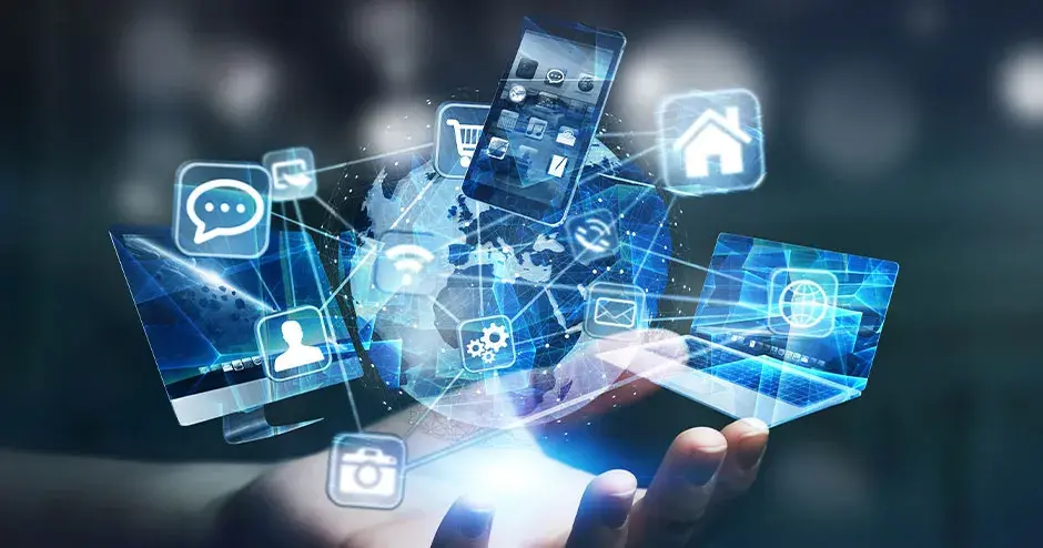 Eine Hand mit technischen Zeichnungen mit einem starken Glanz