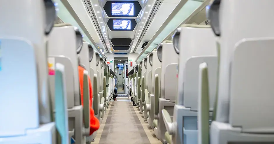 Innenansicht eines Hochgeschwindigkeits-Personenzuges mit Komponenten, die dank 3D-Druck und additiver Fertigung den Fahrgastkomfort optimieren können. 