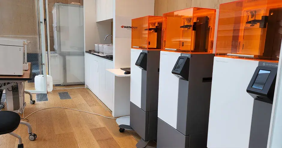 Hankook Design Center mit einer Reihe von Figure 4-Druckern