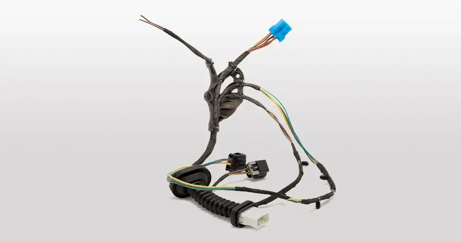 Halteelement für einen elektrischen Kabelbaum für Transportfahrzeuge, das zur Erleichterung des Montagebetriebs gleichzeitig als Kabelführung dient