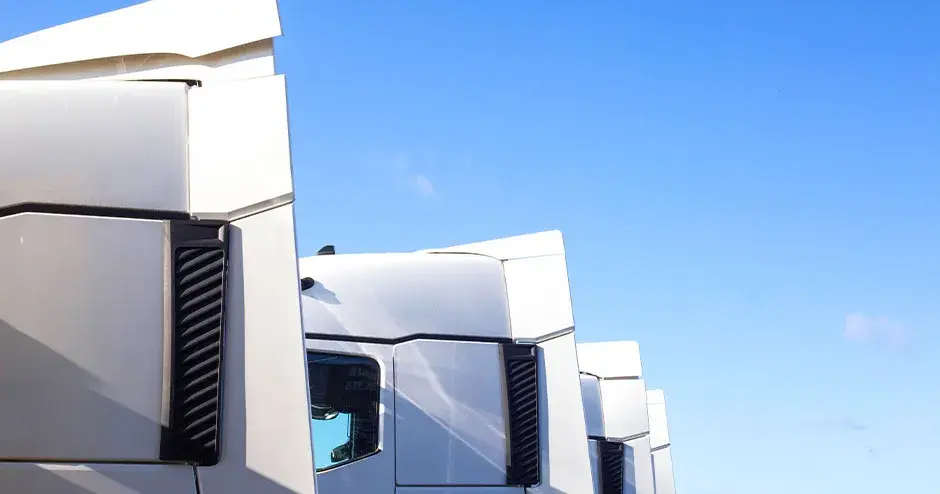 Vier verschiedene Luftleitkonzepte von der Kabine zum Frachtraum für einen Test im gewerblichen Lkw-Verkehr. 