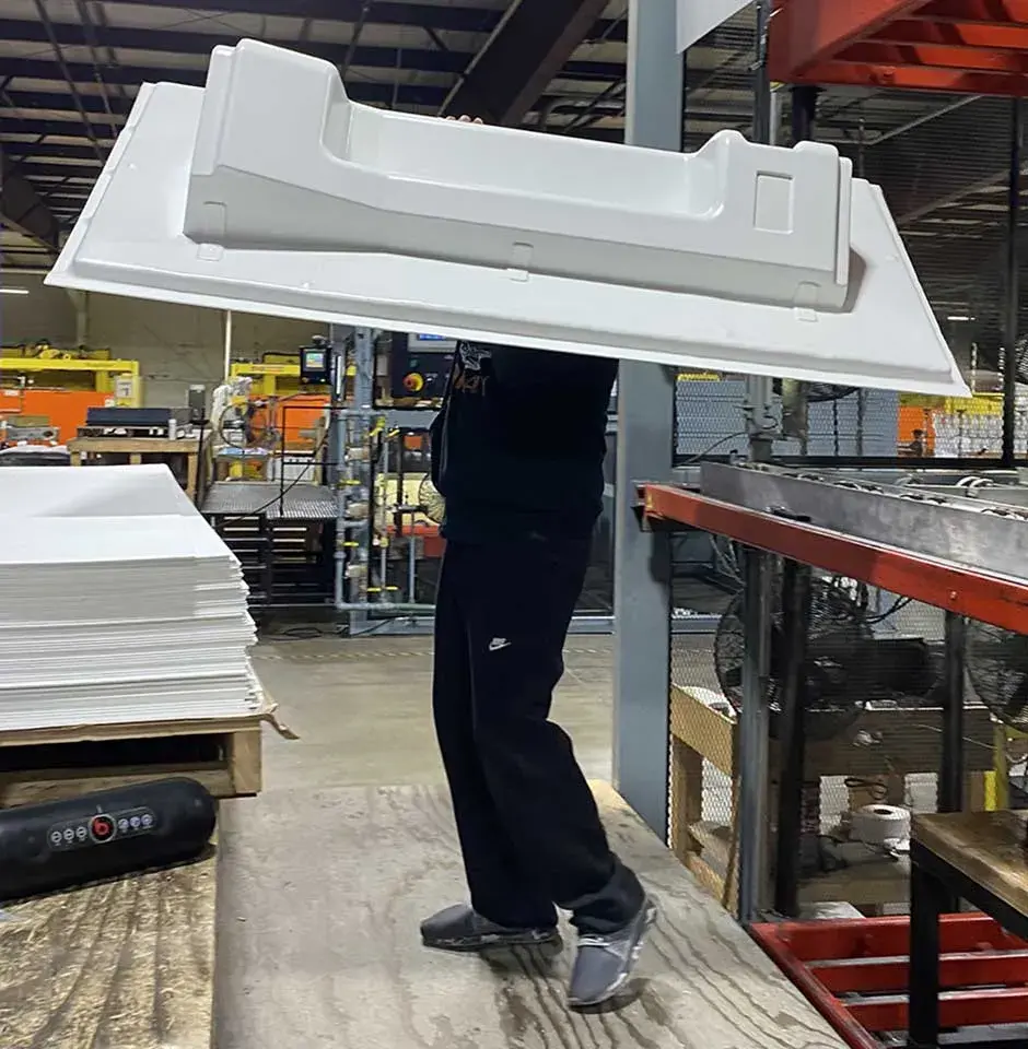 Arbeiter mit tiefgezogenem Teil von duo form