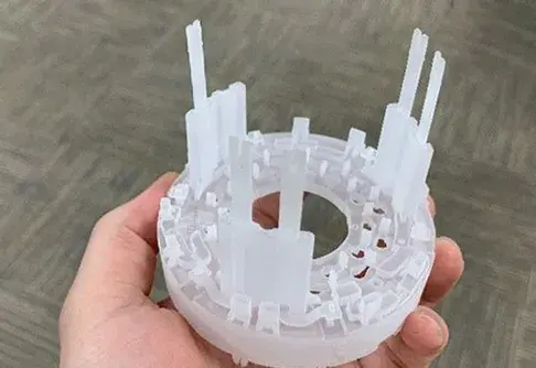 Kalibrierstück für ein Elektronenmikroskop, hergestellt aus dem Material VisiJet M2S-HT90