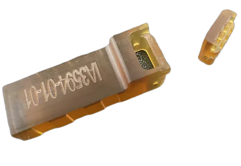 Diese Halterung für die Nadelpositionierung aus dem Figure 4-Material HI TEMP 300-AMB wurde für Interplex gedruckt.