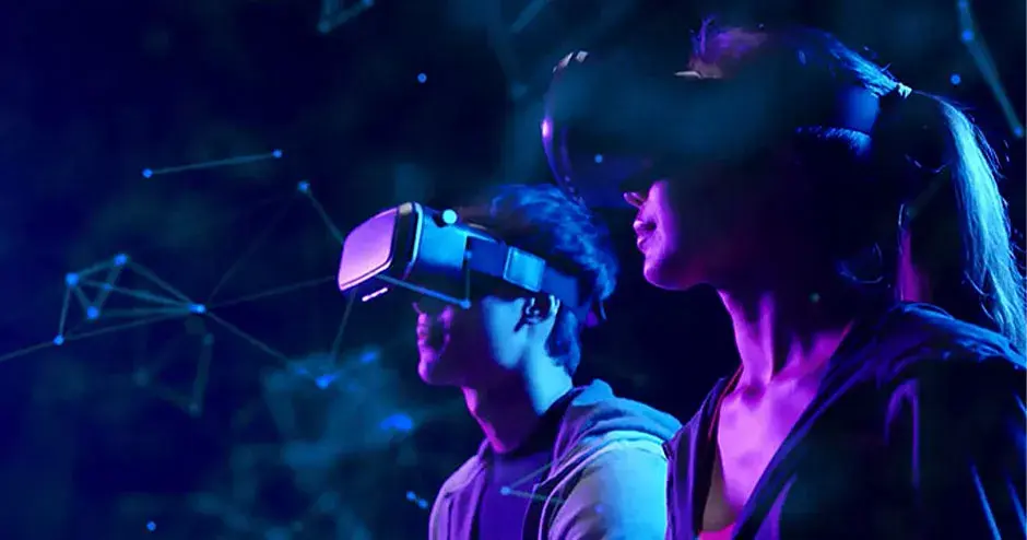 Kinder mit VR-Brille, die einen imaginären Himmel beobachten